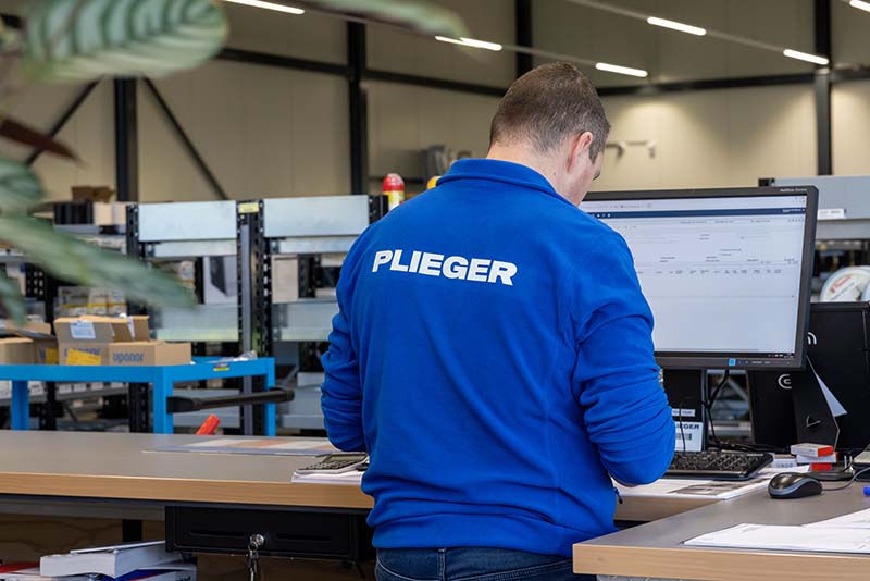 Plieger Expres medewerker 800.jpg Plieger Expres medewerker 800.jpg